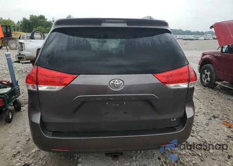 2012 Toyota Sienna Le z USA, uszkodzony, nr VIN 5TDKK3DC5CS180442